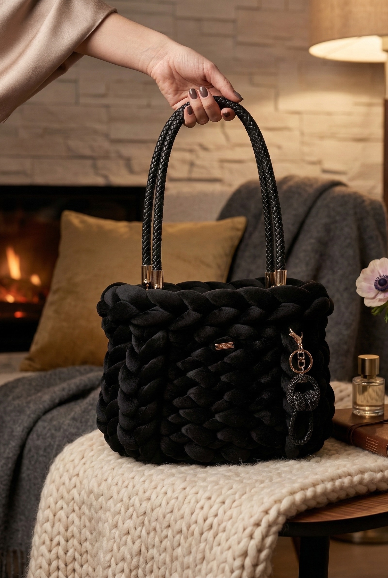 ##Il Dubai – Borsa Scultorea Velvet Nero & Bordeau##